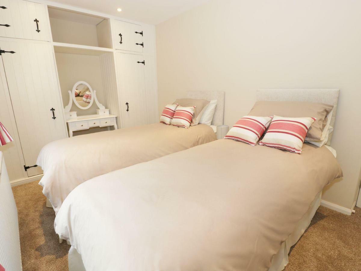 Hillside Cottage เพรสตาติน ภายนอก รูปภาพ